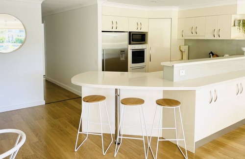 Burleigh Waters House | Burleigh canal front entertainer with pool
