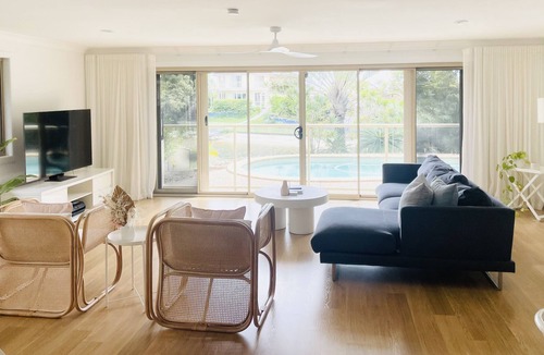 Burleigh Waters House | Burleigh canal front entertainer with pool