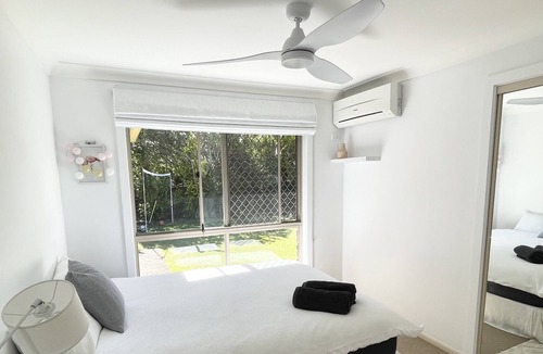 Burleigh Waters House | Burleigh canal front entertainer with pool