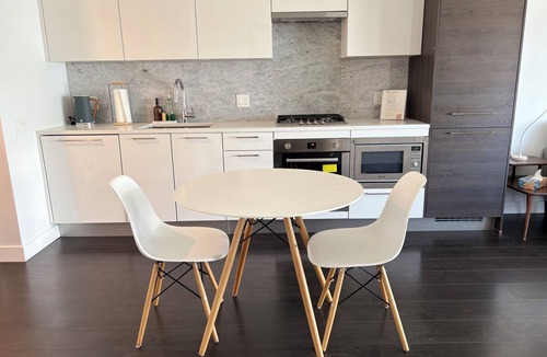 Metrotown Condo | Burnaby Metropolis Metrotown/1bedroom Condo/AC/Skytrain/Pool/Gym