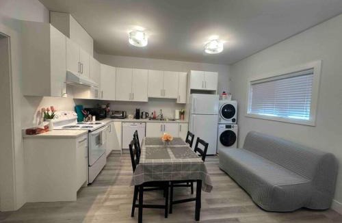 Burnaby Apartment | Burnaby Metrotown Two Bedroom Suite Walk to Metrotown Station, Metropolis & Crystal Mall