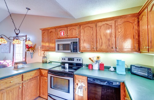Sloans Valley Cabin | Burnside Resort Cabin w/Hot Tub & Outdoor Spots!