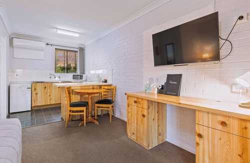 Lake Albert Hotel | Burringa Motel