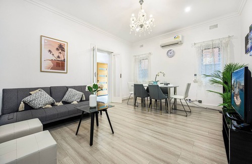 Burwood House | Burwood 3Br house close to train/shopping/parks
