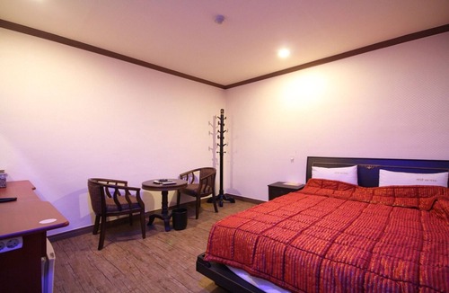 Dongnae District Hotel | Busan Oncheonjang Shine