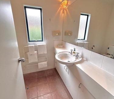 Christchurch Hotel | Bush Inn Court Motel