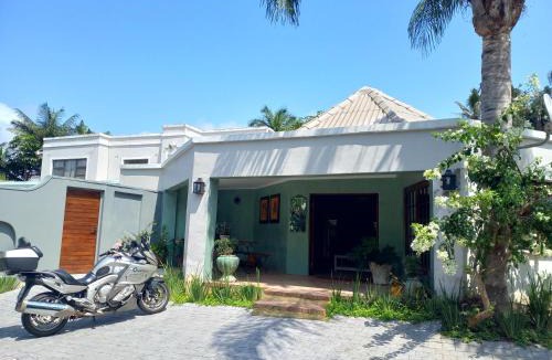 Umhlali Beach Bed & Breakfast | Bush Willow Suite - Villa Roc Guesthouse, Salt Rock Ballito, Pet Friendly