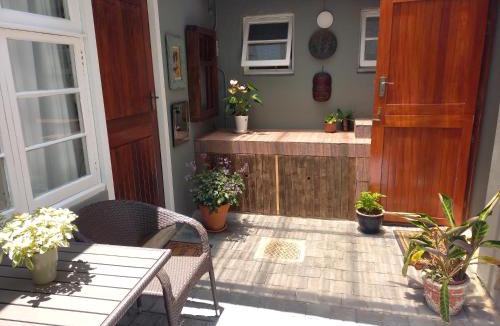 Umhlali Beach Bed & Breakfast | Bush Willow Suite - Villa Roc Guesthouse, Salt Rock Ballito, Pet Friendly