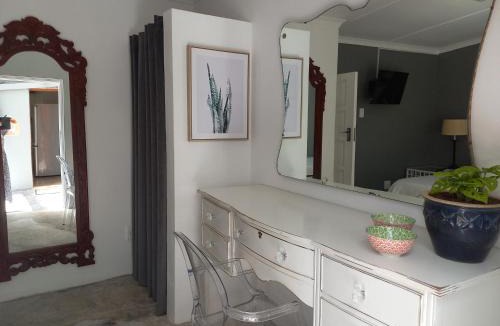 Umhlali Beach Bed & Breakfast | Bush Willow Suite - Villa Roc Guesthouse, Salt Rock Ballito, Pet Friendly