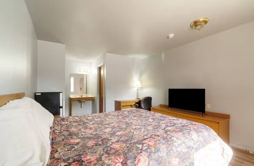 Clute Hotel | Business-Ready Refurbished Room w/Free Parking Near Clute Municipal Park