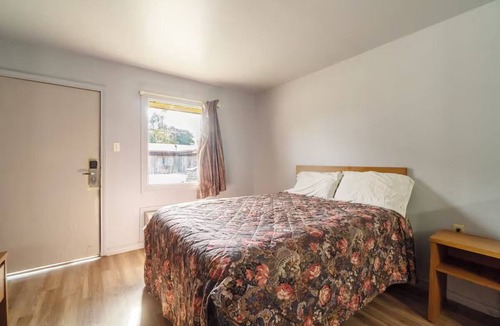 Clute Hotel | Business-Ready Refurbished Room w/Free Parking Near Clute Municipal Park