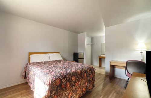 Clute Hotel | Business-Ready Refurbished Room w/Free Parking Near Clute Municipal Park