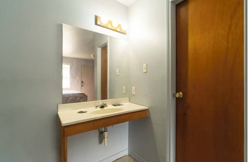 Clute Hotel | Business-Ready Refurbished Room w/Free Parking Near Clute Municipal Park