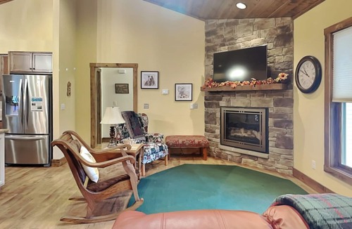 McHenry House | Buzzy Bee Lodge | Hot Tub, Fire Pit, Pet-Friendly