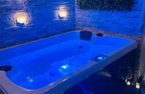 Bondy Apartment | BY NEPTUNE - Appartement Rustique JACUZZI