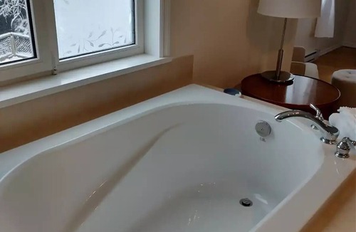 Chemainus House | By the Bay Lavender's Villa- Ocean Spa Suiten