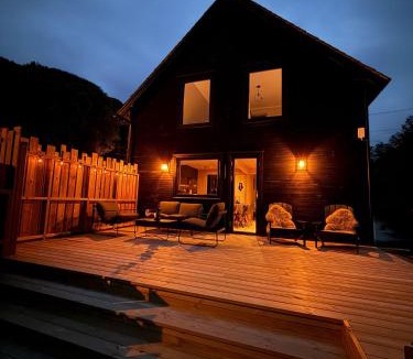 Vinje kommune House | By the River