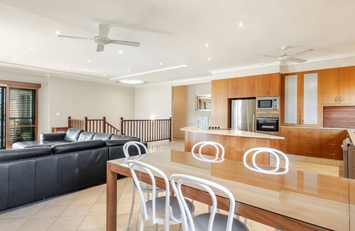 Byron Bay Apartment | Byron Bay Beachfront Holiday Apartment - Pool, Ocean Views, 3 Bedrooms, Family & Group Accommodation