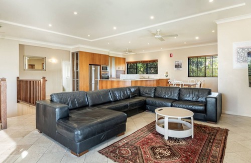 Byron Bay Apartment | Byron Bay Beachfront Holiday Apartment - Pool, Ocean Views, 3 Bedrooms, Family & Group Accommodation