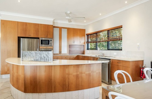 Byron Bay Apartment | Byron Bay Beachfront Holiday Apartment - Pool, Ocean Views, 3 Bedrooms, Family & Group Accommodation