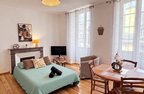 Centre Ville Apartment | Cœur de Pau - Parking included - Le Douillet