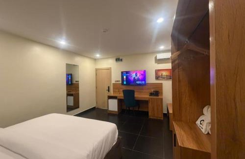 Ojodu Hotel | C & C Luxury Suites