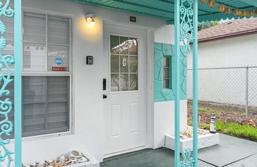East Naples Cottage | C-LuCottage-2 Bdrm/1 Bath-3 Mins to 5th avexury