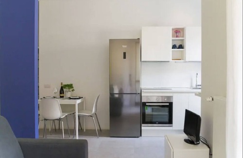 Como Apartment | C's. So nice, colored, in downtown :-)