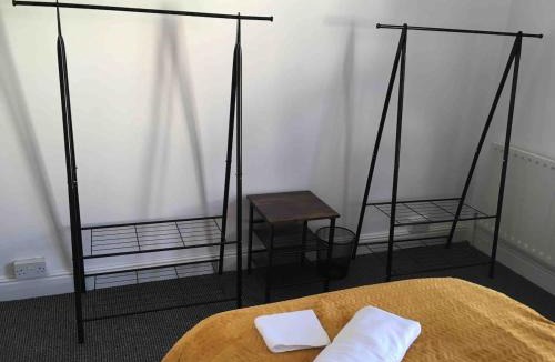 Cannock Apartment | C Spacious 5 Bed - Pkg WiFi Long Stay