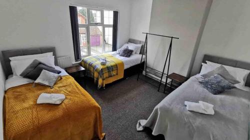 Cannock Apartment | C Spacious 5 Bed - Pkg WiFi Long Stay