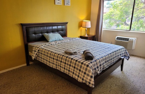 Beverly Hills Hotel | (C01) Large Unit with Private Bath