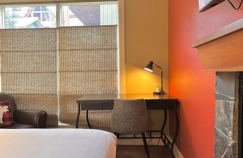 Canmore Apartment | C111 Canmore World Class Solara Resort - Hot tub, Pool, Gym, AirCon, Free Parking & Netflix