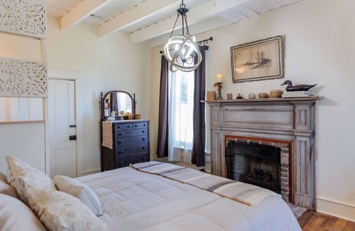 Raphine Bed & Breakfast | c1815, 3-bedroom Bed & breakfast in charming Historic Brownsburg with WiFi, AC