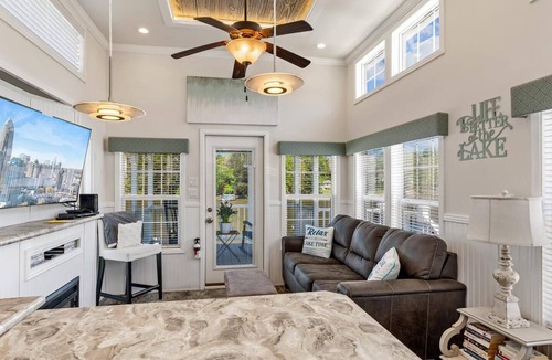 Sherrills Ford Cabin | C19-Pet Friendly Lakefront Paradise