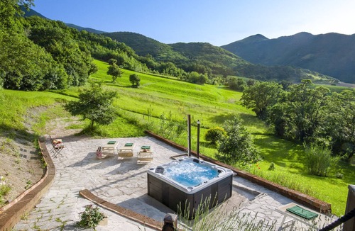Cagli Villa | Ca Berna Marcheholiday, villa with a heated whirlpool tub