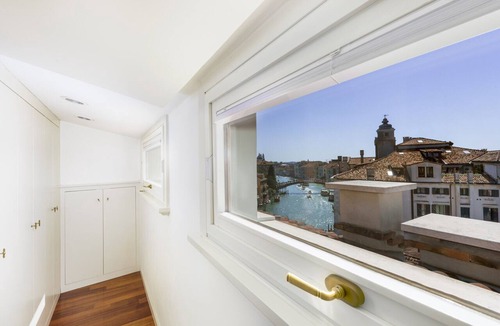 Dorsoduro Apartment | Ca' Cerchieri Terrace Canal View