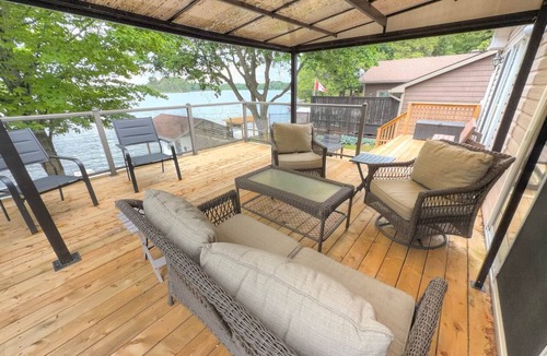 Rideau Lakes House | Bay Breeze | Waterfront Cottage on Sand Lake