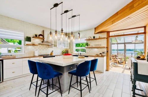 Saint-Laurent-de-l'ile d'Orleans Villa | Summer: Villa Pool & Spa | 39 Ppl | 8 BR | 9 Bath