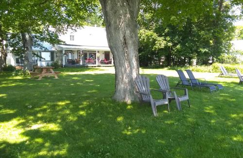 Saint-Laurent-de-l'ile d'Orleans Hotel | Auberge Les Blancs Moutons
