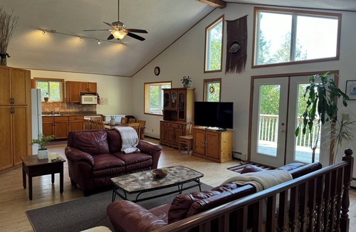 Farleys Corners House | Executive Lakefront Home