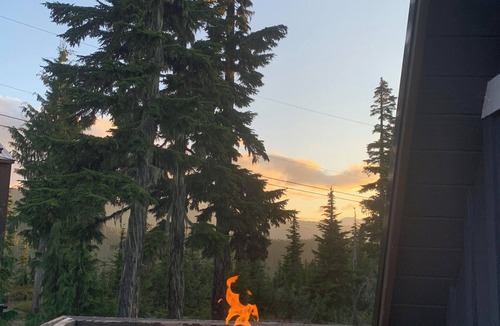 Courtenay Cabin | Cabin @ Mt Washington. Beautiful views/two patios. "SAUCERBOY'S SHACK