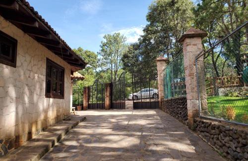 Mazamitla Cabin | Cabaña DNellys Rosa con cancha de basquetbol
