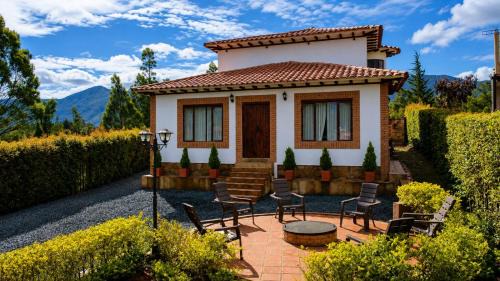 Villa de Leyva House | Cabaña familiar con 2 dormitorios y baños privados