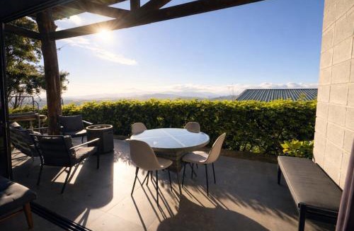 Vieja Ski Chalet | Cabaña Moderna de Montaña en Zarcero con Vistas y Bosque Neblinoso