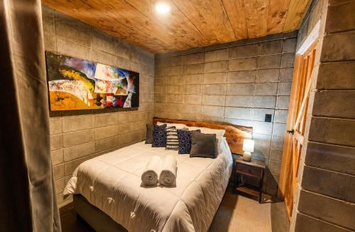Vieja Ski Chalet | Cabaña Moderna de Montaña en Zarcero con Vistas y Bosque Neblinoso