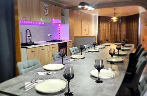 Letcani House | Cabana 15 persoane 7 camere 6 băi Living pentru petreceri Terase Grătar