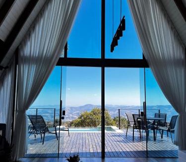 Pedralva Ski Chalet | Cabana com piscina e vista de tirar o fôlego!