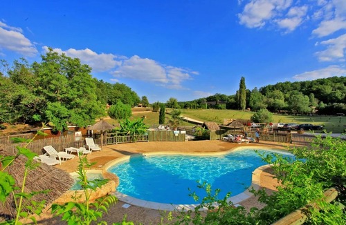 Saint-Amand-de-Coly Cabin | Cabane 3 étoiles - Piscine - ccbfgid