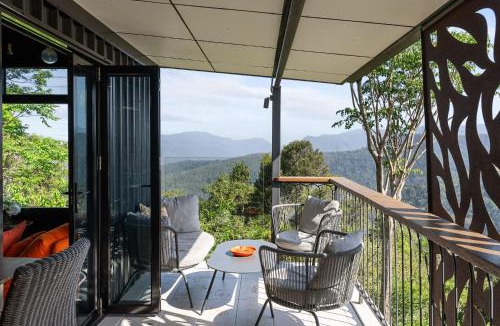 Beechmont House | Cabane Treehouse Retreat with Mountain Views