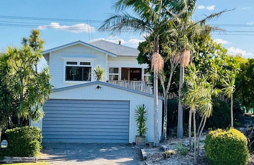 Papamoa Beach Cottage | Cabbage Tree Beach House - Summer or Winter Haven